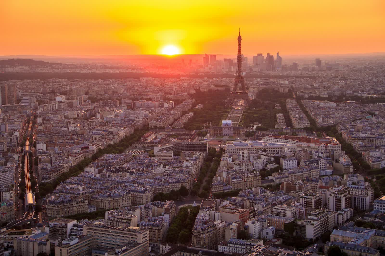 Paris et la tour Eiffel au coucher du soleil, vus du ciel