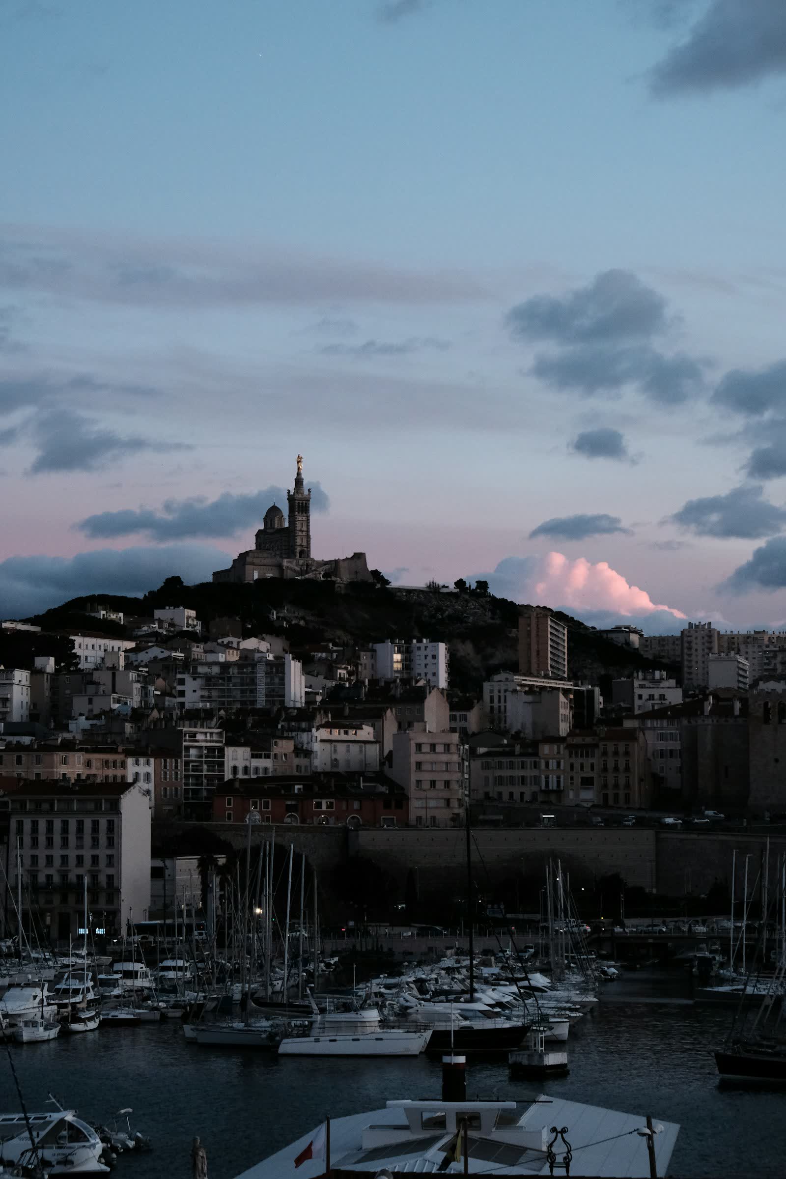Le Vieux-Port de Marseille et Notre-Dame-de-la-Garde au crépuscule