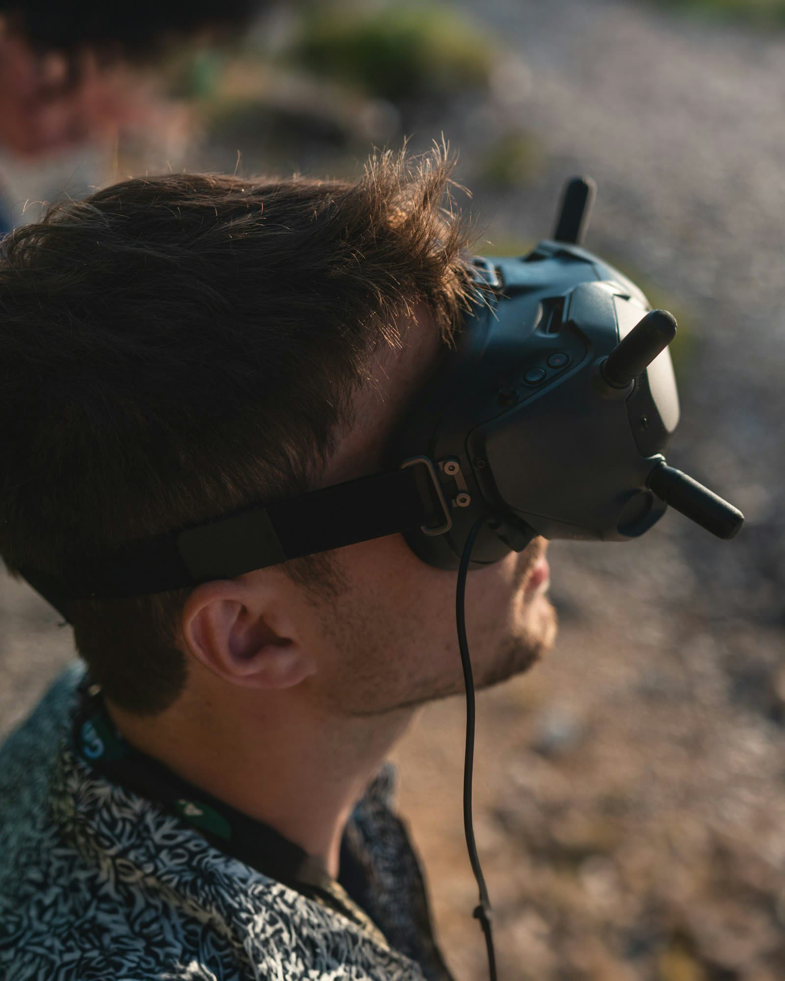 Pilote portant un casque FPV pour le vol en immersion
