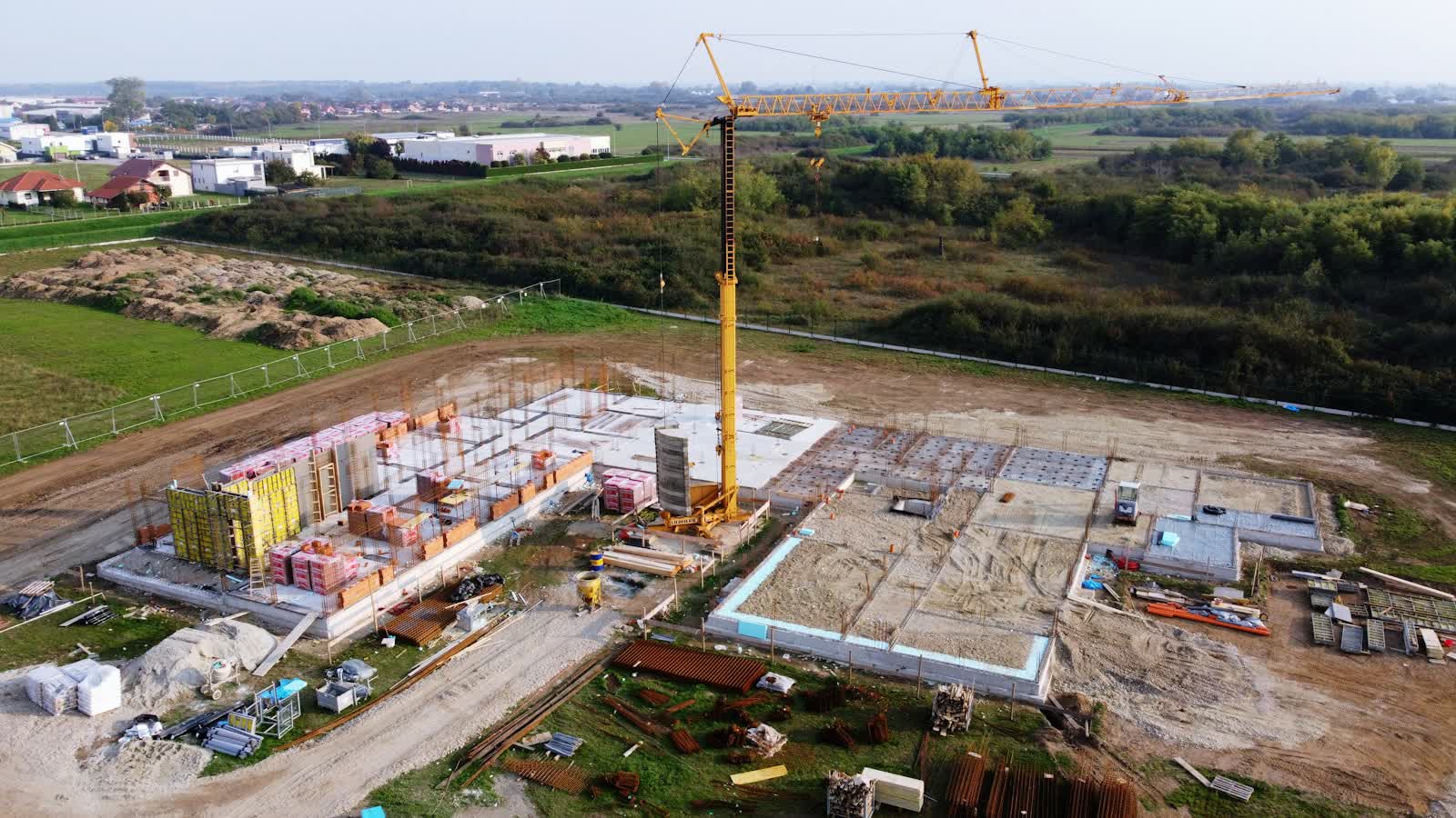 Chantier de construction avec grue vu du ciel