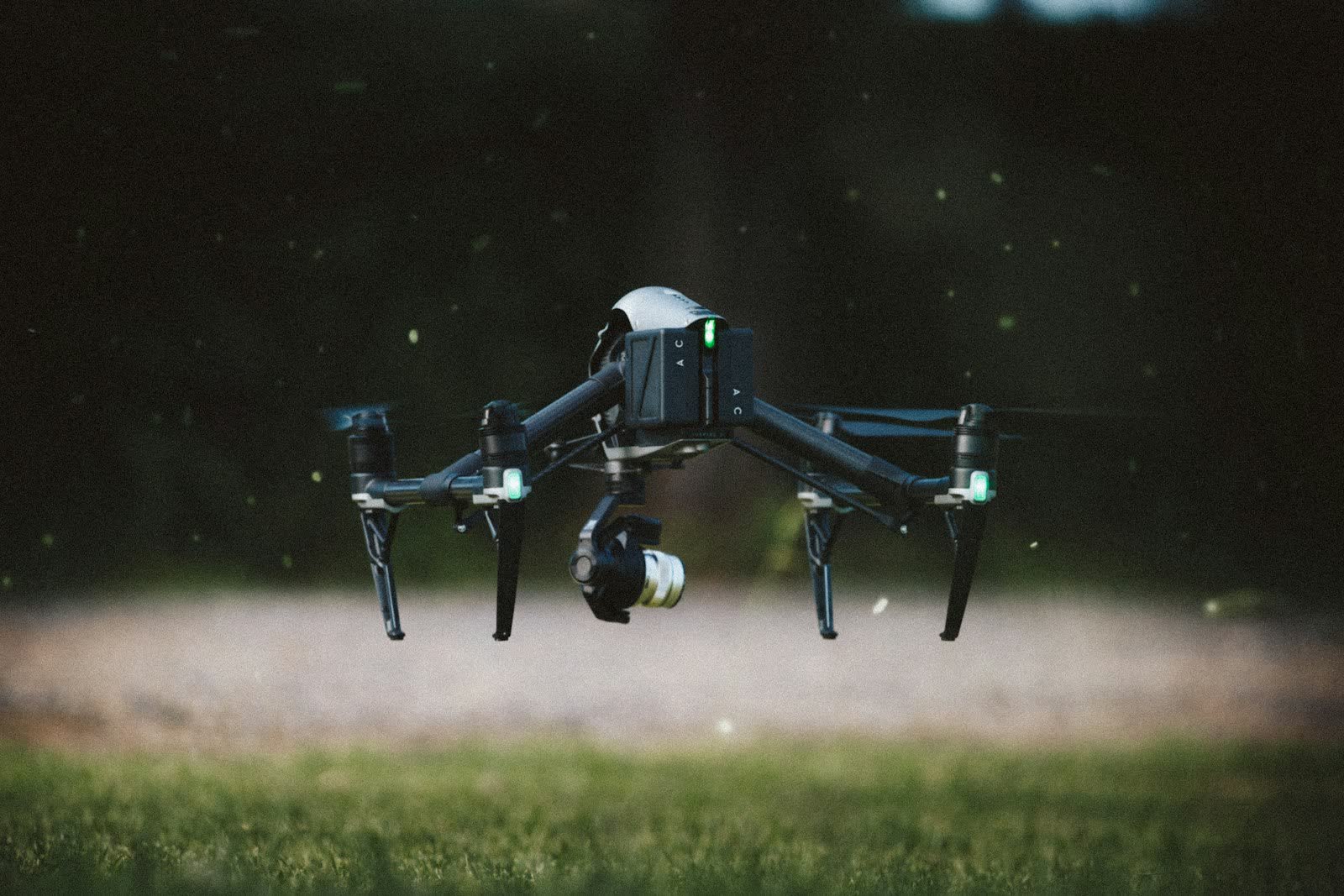 Drone de prise de vues avec nacelle caméra stabilisée en vol à basse altitude